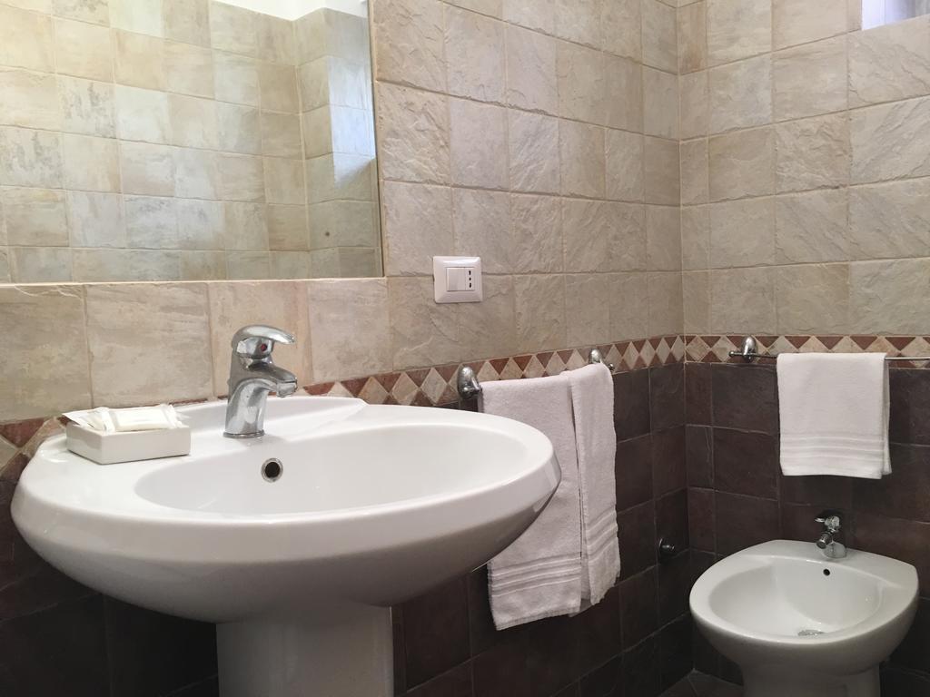 Delightful Apartment 100 Meters From The Colosseum Esterno foto